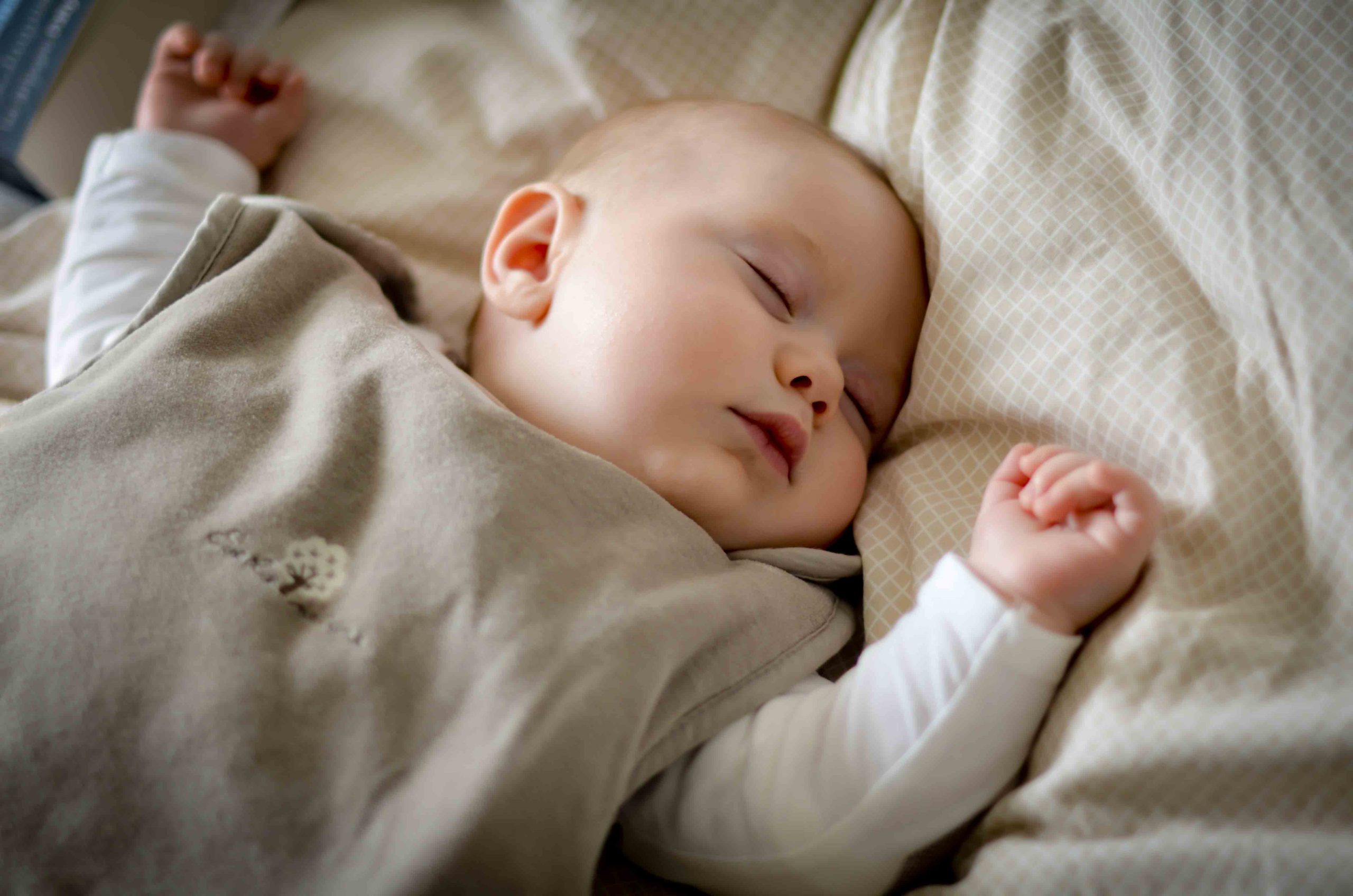 trẻ sơ sinh ngủ nhiều tốt không