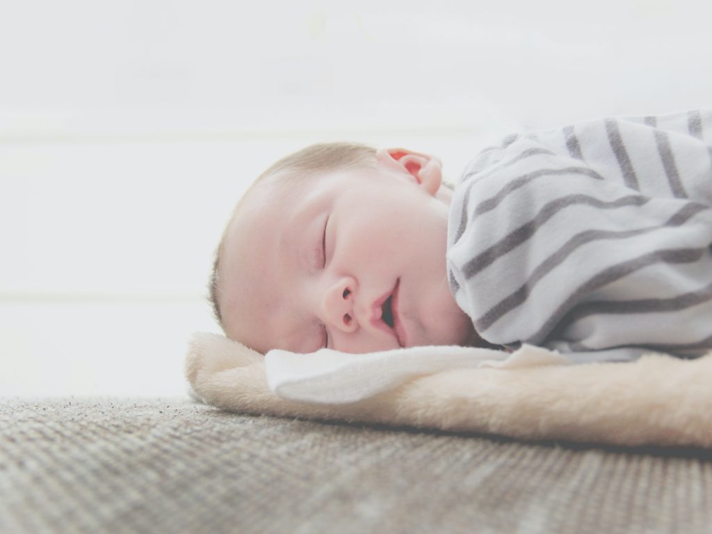 trẻ sơ sinh ngủ nhiều có tốt không