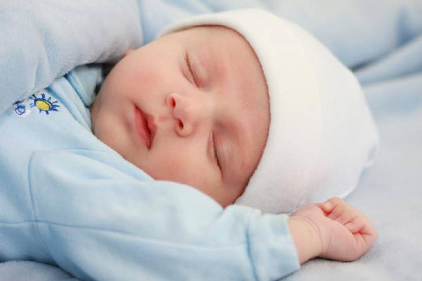 tại sao trẻ sơ sinh ngủ không sâu giấc