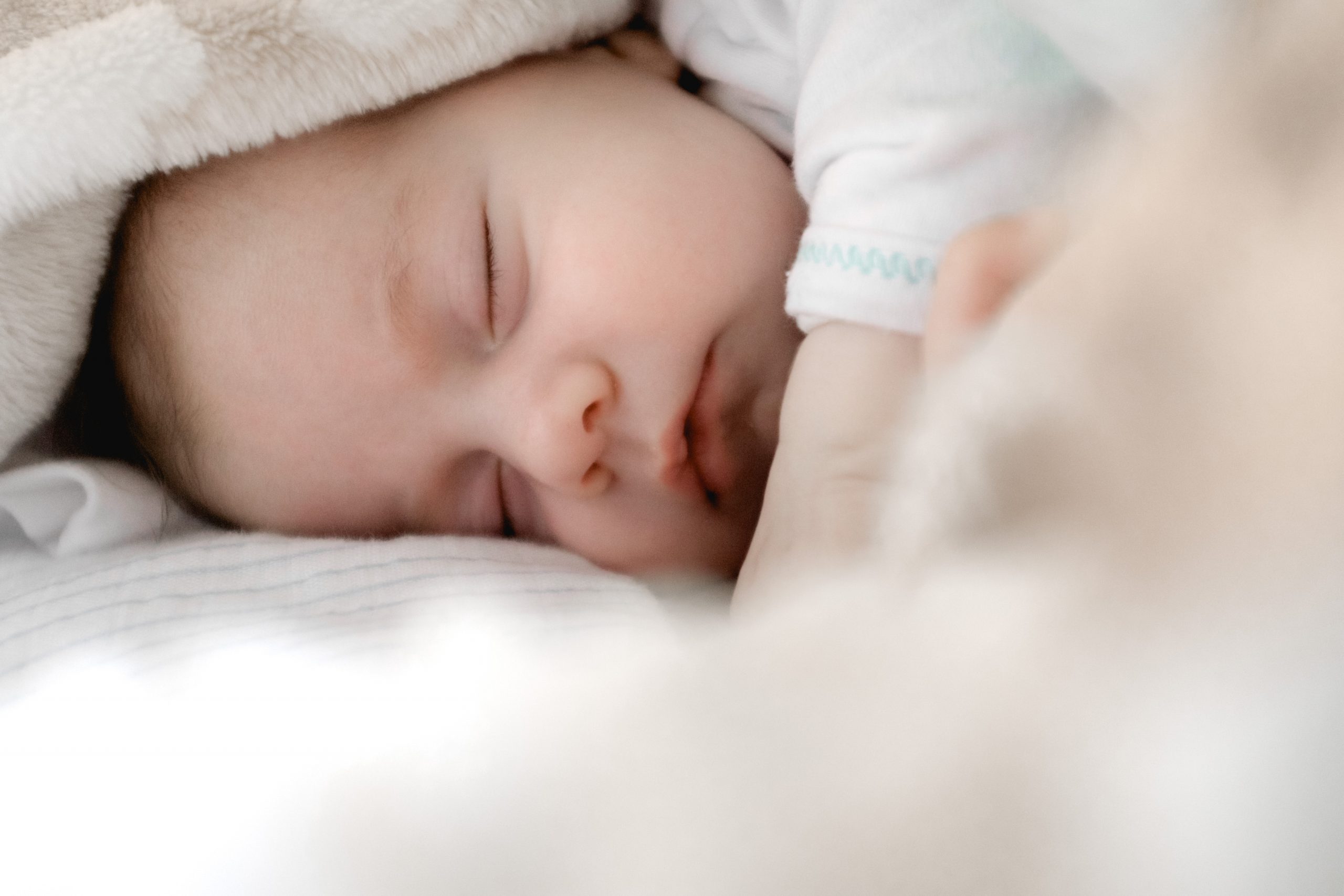 trẻ sơ sinh ngủ hay giật mình