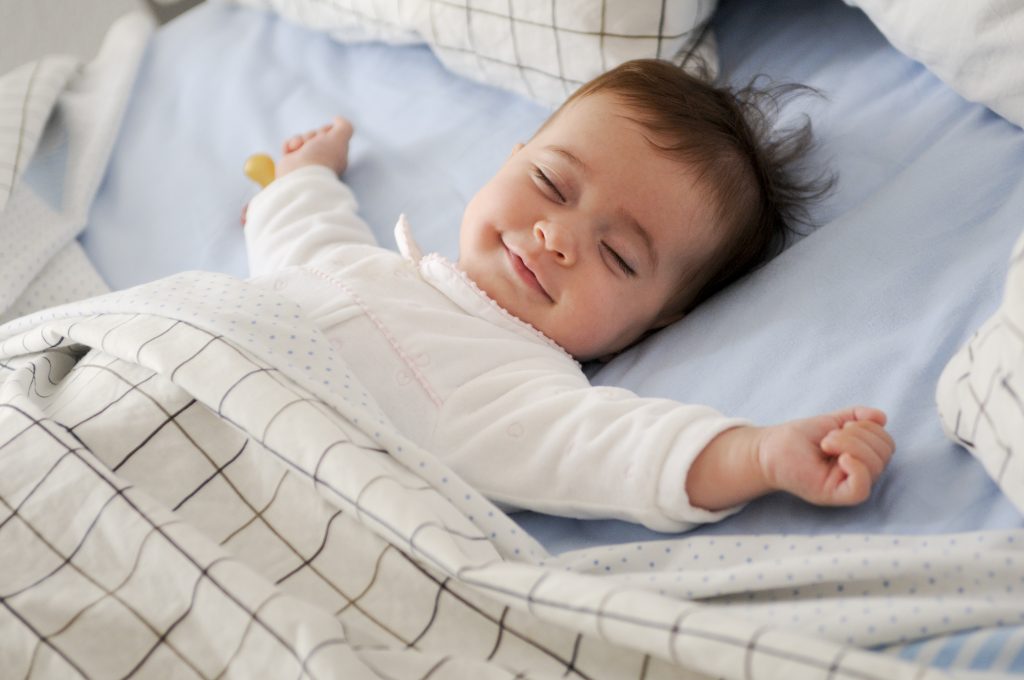 trẻ sơ sinh ngủ ít có sao không